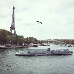 https://eiffel-tower-champs-de-mars-apartment.fr-paris.fr